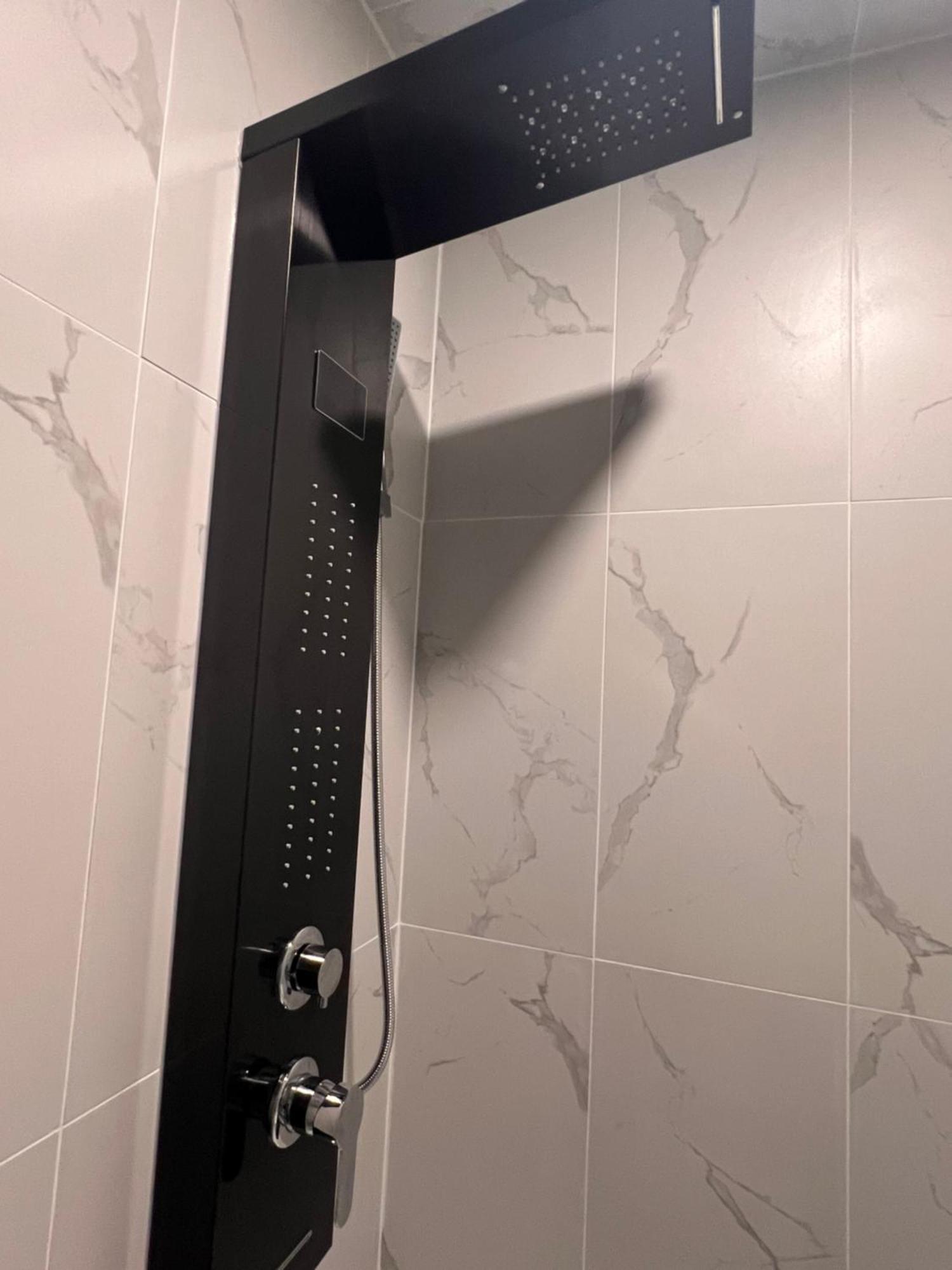 Elite Guest Walkout Basement Suite Retreat カルガリー エクステリア 写真